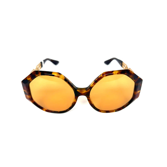 Descubre la última colección de lentes de sol Versace. Con protección y un estilo único que te hará lucir bien en toda ocasión. La protección garantiza la salud de tus ojos y el estilo te dará una apariencia elegante y moderna.&nbsp;