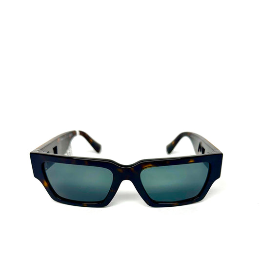 Estas gafas Versace cuentan con un diseño exclusivo e innovador, lo que te permitirá lucir elegante y a la moda; podrás destacar tu estilo único y sofisticado. No solo protegerán tus ojos del sol, también añadirán un toque de glamour a cualquier conjunto.