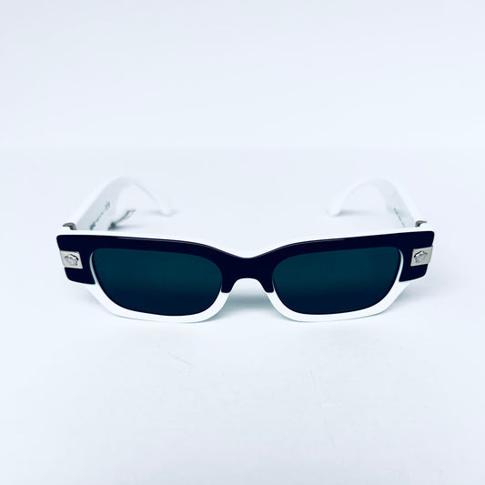 Descubre la última colección de lentes de sol Versace. Con protección y un estilo único que te hará lucir bien en toda ocasión. La protección garantiza la salud de tus ojos y el estilo te dará una apariencia elegante y moderna.&nbsp;