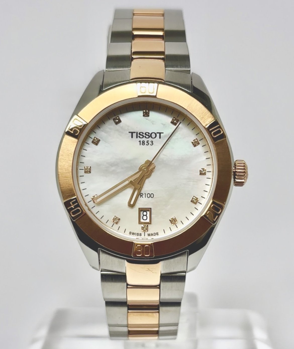 El Tissot PR 100 es un reloj clásico destinado a usarse a diario y para todas las ocasiones. Presenta la imagen simple y elegante por lo que se ama a la colección, con una estética minimalista que simboliza el lujo, la calidad y el estilo clásico.