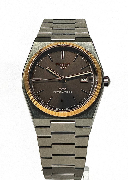 Descubra la elegancia y el estilo que ofrece el reloj Tissot PRX. Una pieza excepcional e icónica de la marca, su diseño atemporal te hará lucir siempre en tu mejor versión. Conviértete en un experto en moda con este reloj de calidad y distinción.