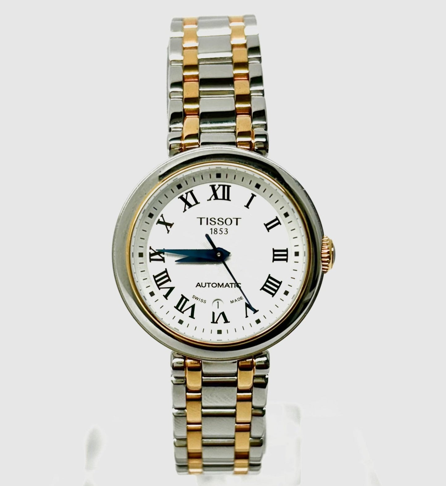 Descubre la colección de Tissot Bellísima, con su diseño vanguardista y clásico brinda un estilo único e ideal para cualquier ocasión. Con un toque moderno, este reloj de Tissot hará que luzcas elegante y sofisticado en todo momento.