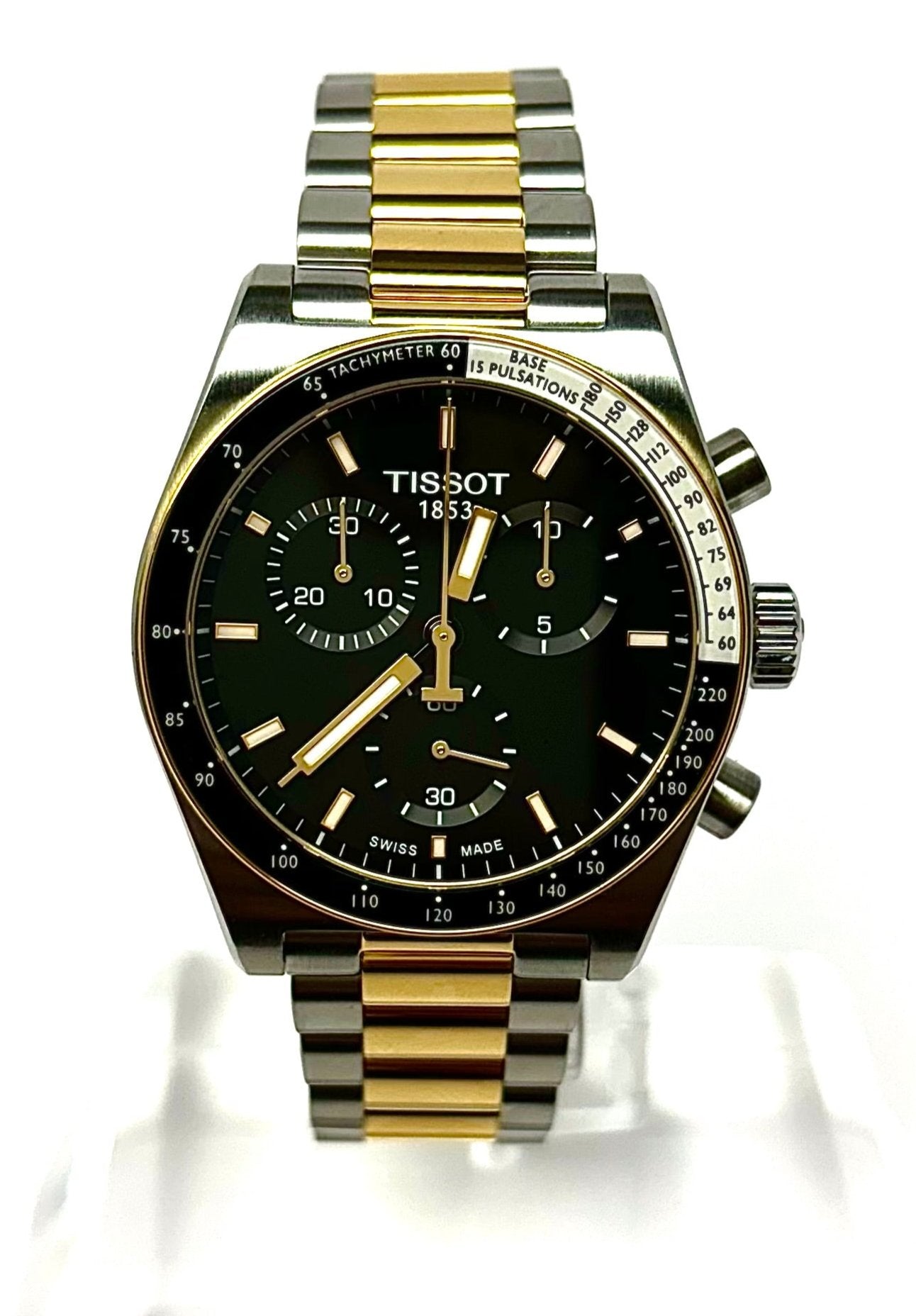 El Tissot PR516 Cronógrafo Cuarzo: una versión contemporánea del diseño de 1970. Este reloj luce una elegante caja de acero inoxidable de 40 mm, y una dinámica esfera, que encarna el espíritu de la velocidad y la precisión. 