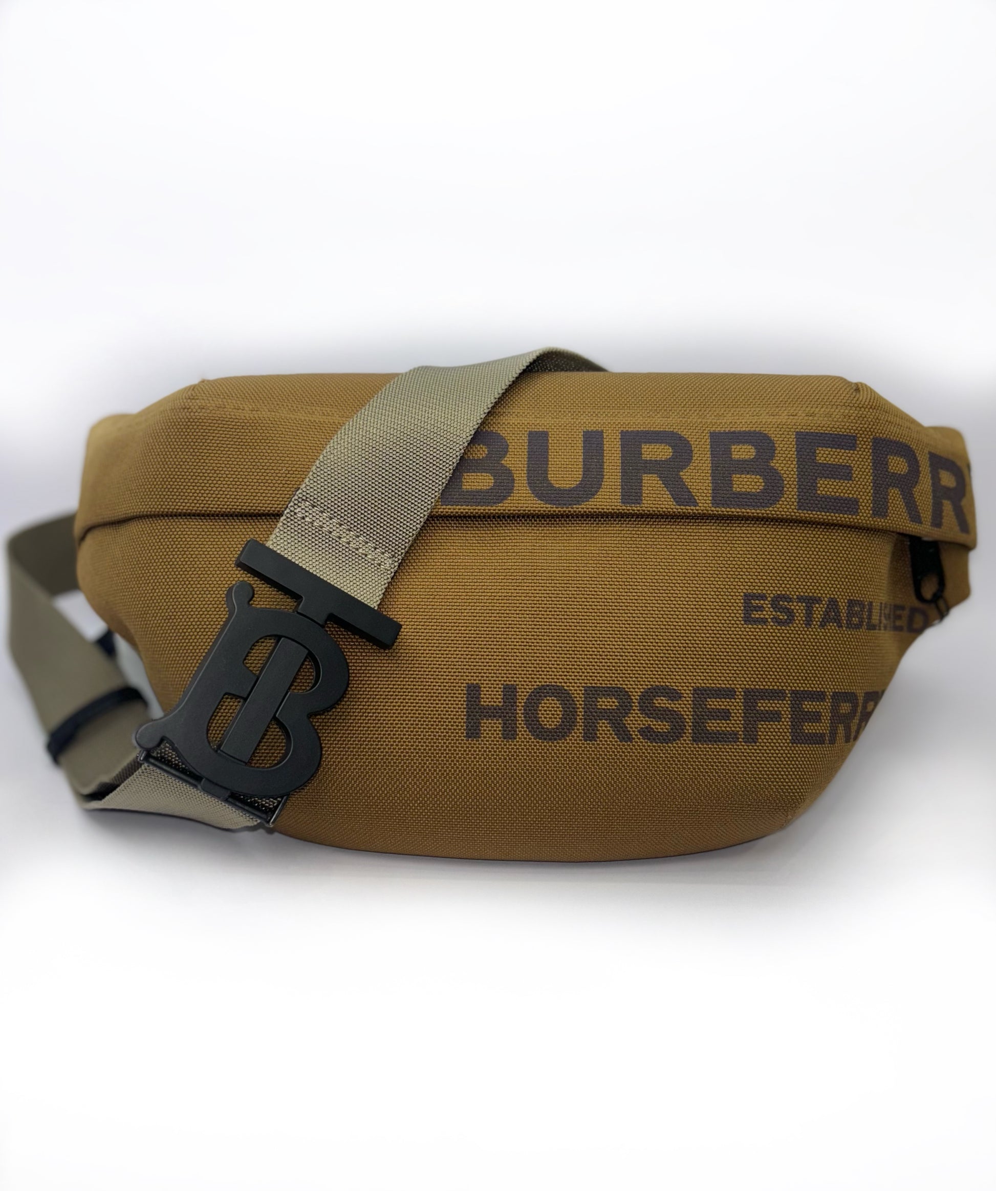 Manos libres Burberry, forro externo nylon y poliester con logo Burberry, forro interno nylon y poliéster, Broche funcional con detalle de la marca.