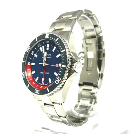 MIDO enriquece su colección de relojes de buceo Ocean Star con una versión equipada con la práctica función GMT. Muestra claramente la hora en dos zonas horarias diferentes: hora local y hora local. 