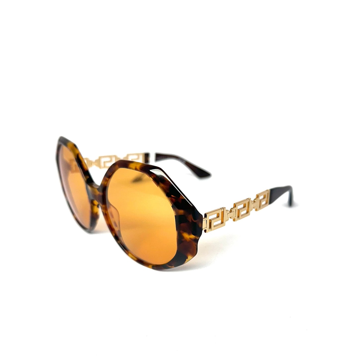 Descubre la última colección de lentes de sol Versace. Con protección y un estilo único que te hará lucir bien en toda ocasión. La protección garantiza la salud de tus ojos y el estilo te dará una apariencia elegante y moderna.&nbsp;